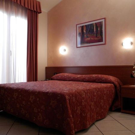Hotel Stazione Ливорно Экстерьер фото