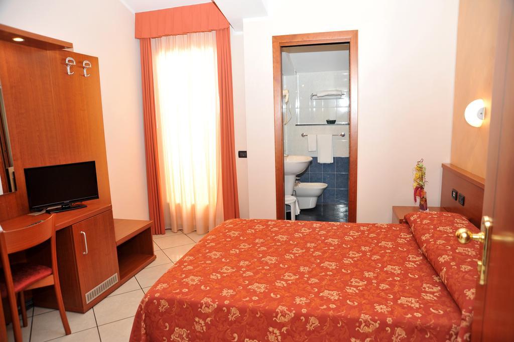 Hotel Stazione Ливорно Экстерьер фото
