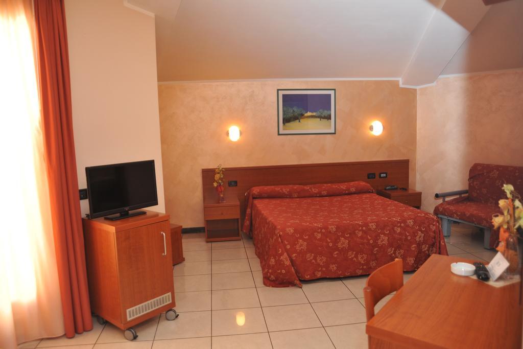 Hotel Stazione Ливорно Экстерьер фото