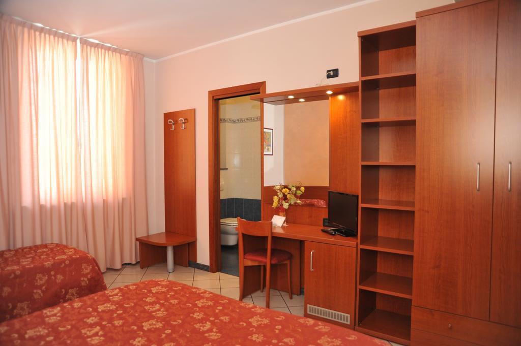 Hotel Stazione Ливорно Экстерьер фото