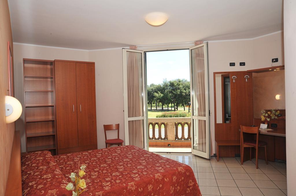 Hotel Stazione Ливорно Экстерьер фото