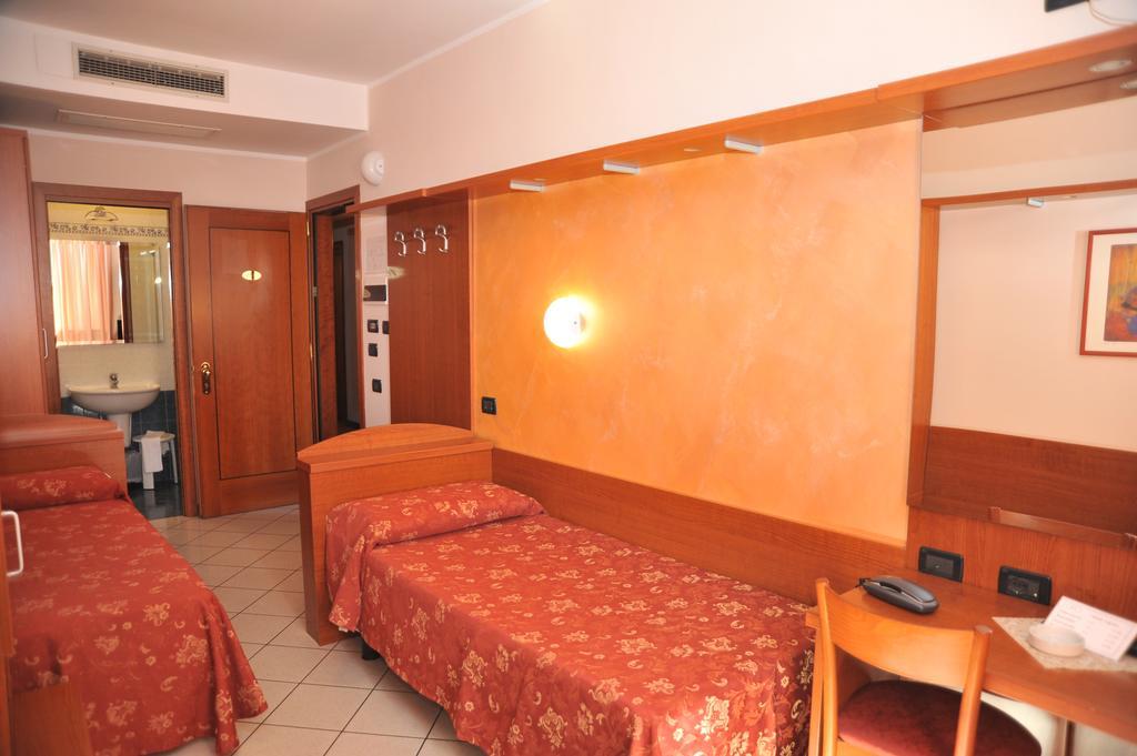 Hotel Stazione Ливорно Экстерьер фото