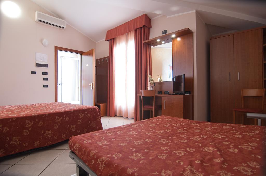 Hotel Stazione Ливорно Экстерьер фото