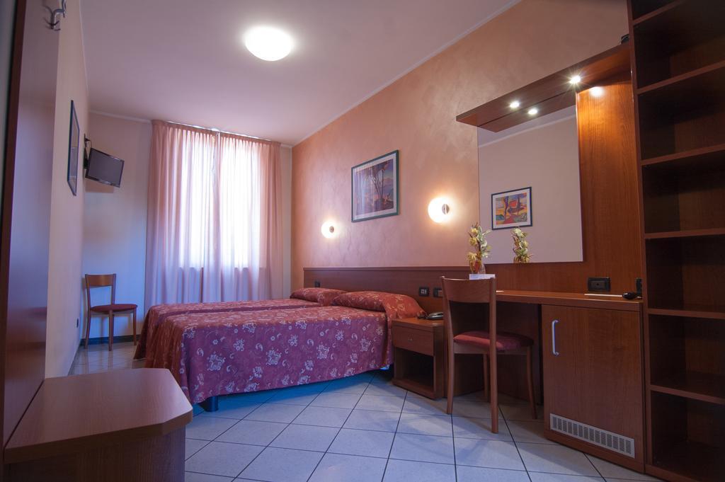 Hotel Stazione Ливорно Экстерьер фото
