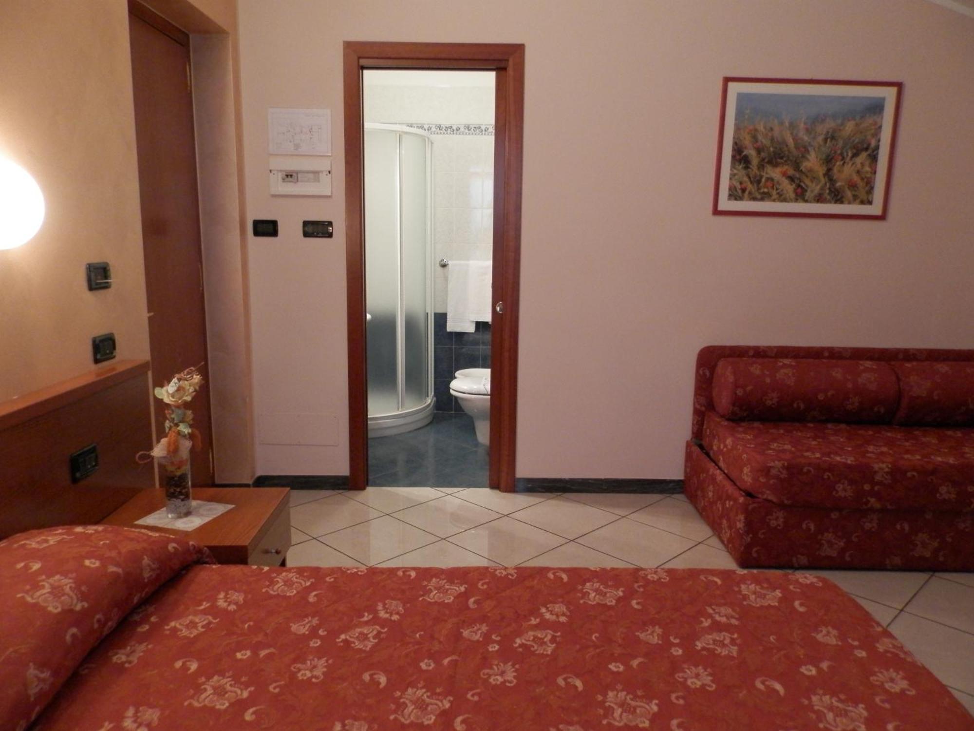 Hotel Stazione Ливорно Экстерьер фото