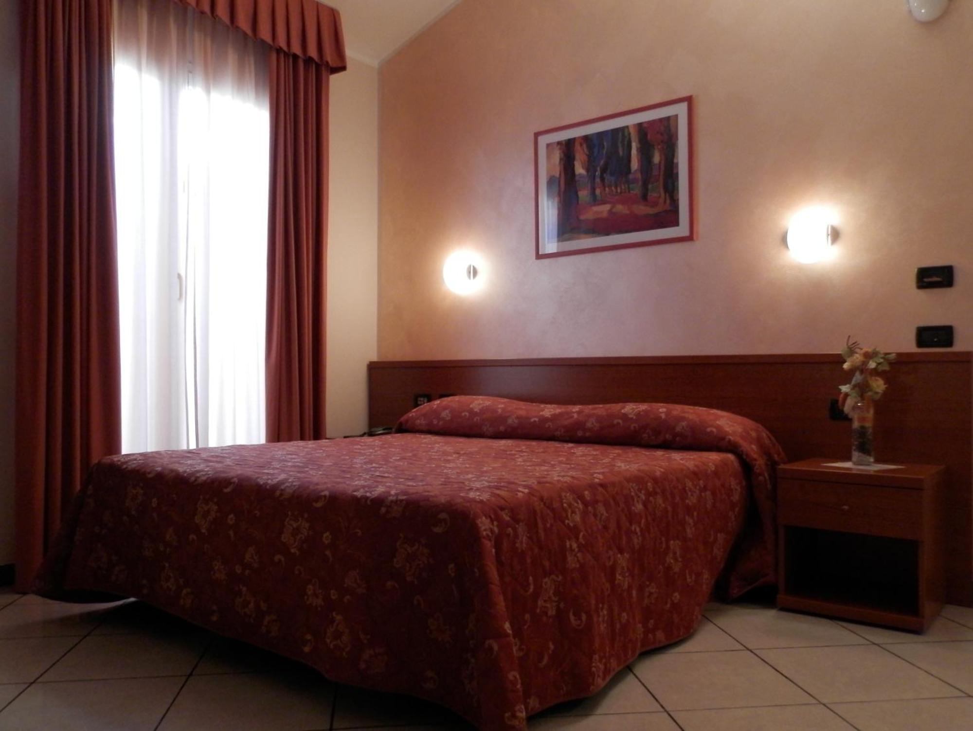 Hotel Stazione Ливорно Экстерьер фото