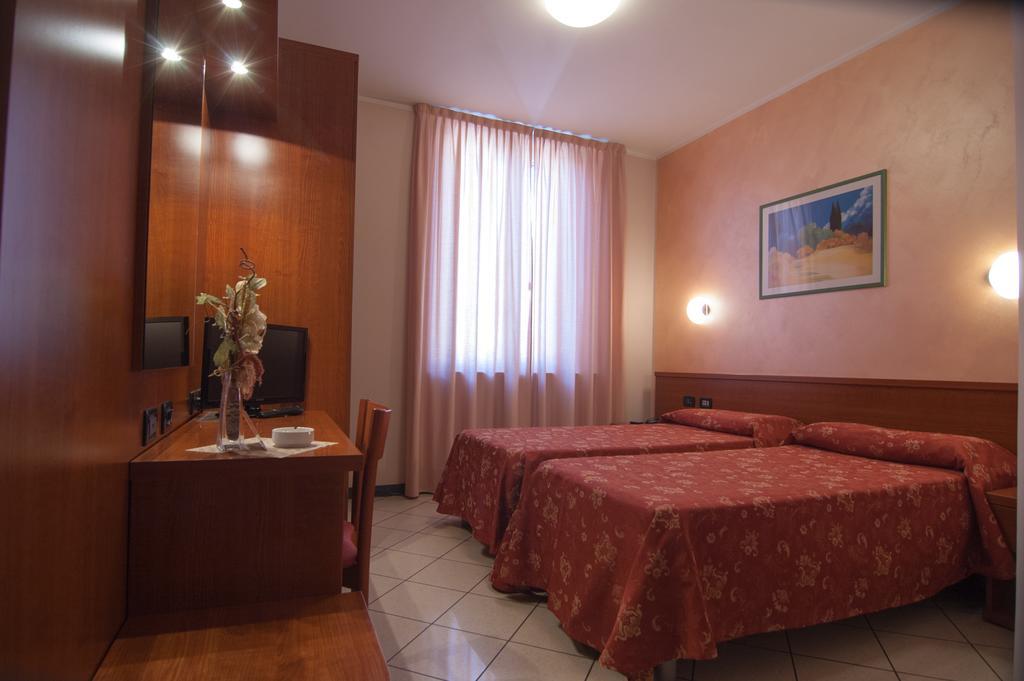 Hotel Stazione Ливорно Экстерьер фото
